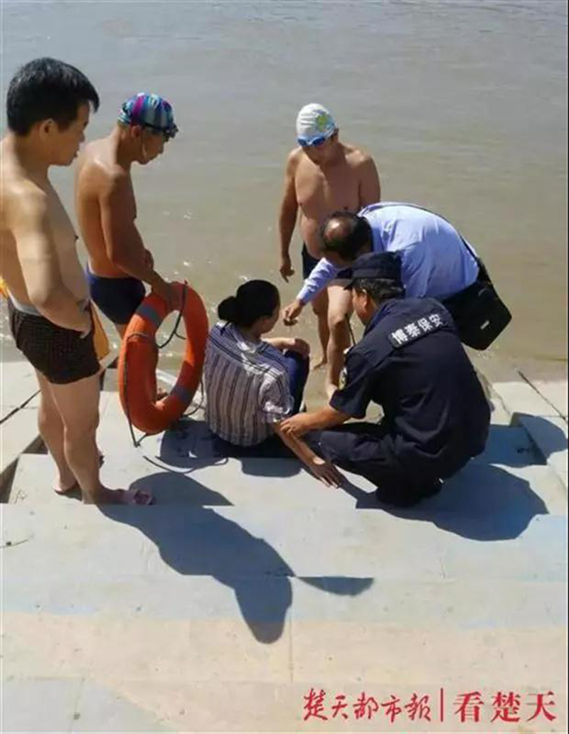女子江滩岸边跳江，保安队员出手相救